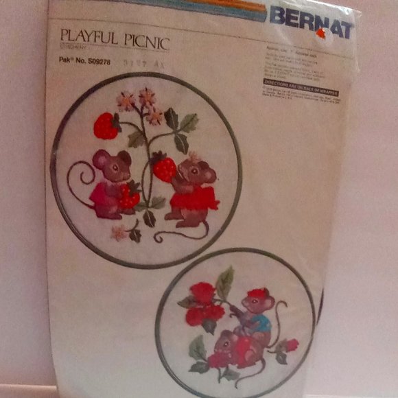 1979 Vintage Bernat Stitch Kit 7" Diameter Ea. Playful Picnic Mice Strawberries - Picture 1 of 6